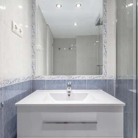 Centre On The Promenade Front Line