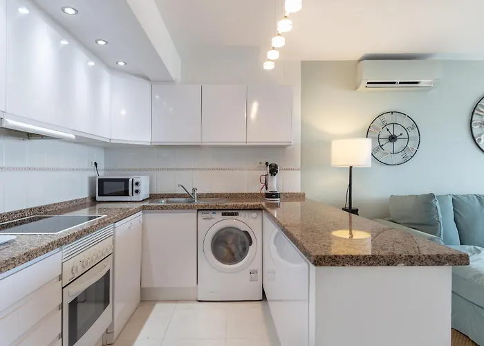 Centre On The Promenade Front Line *