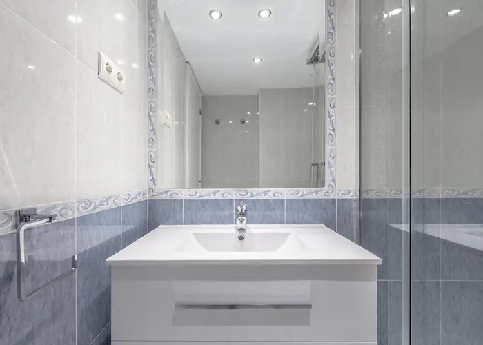 Centre On The Promenade Front Line